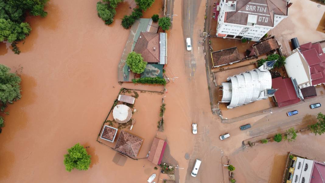 Bartın’daki sel felaketi havadan görüntülendi. Yardıma Mehmetçik koştu 41
